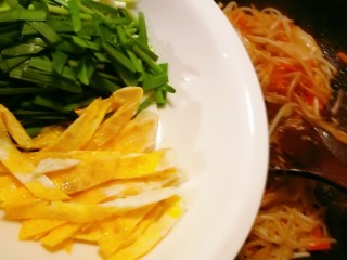 15、炒合菜,放入韭菜和鸡蛋条翻炒均匀。