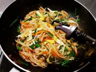 16、炒合菜,淋入芝麻油增香,关火出锅。