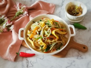 17、炒合菜,装盘上桌。