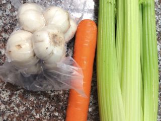 1、西芹百合,准备食材