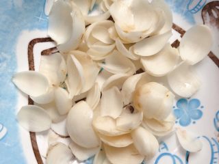 2、西芹百合,冲洗掉百合表面的泥土,去蒂,掰开,然后再用水洗干净