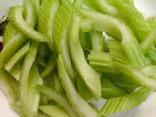 3、西芹百合,西芹斜着切成薄片