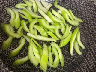 5、西芹百合,锅中放水,加入少许盐和油,西芹焯水,胡萝卜焯水