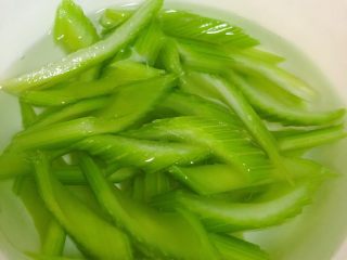 6、西芹百合,捞出放入凉水中