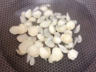 7、西芹百合,水中加一点糖,放入百合焯水