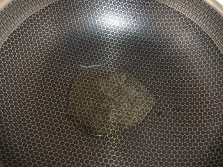 8、西芹百合,锅烧热放油