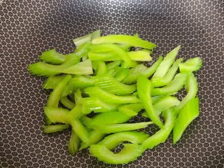 9、西芹百合,放入西芹翻炒两分钟