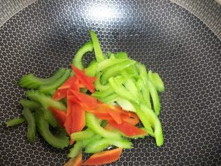 10、西芹百合,放入胡萝卜