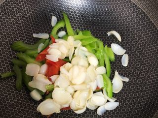 11、西芹百合,放入百合