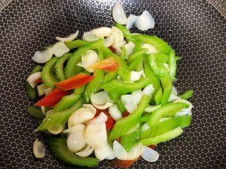 12、西芹百合,翻炒均匀