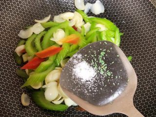 13、西芹百合,加入少许盐和蔬之鲜翻炒