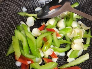 14、西芹百合,关火后滴几滴麻油