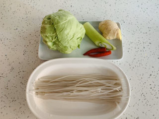 1、卷心菜炒粉丝,准备食材。