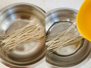 2、卷心菜炒粉丝,将粉丝提前用水充分浸泡，粉丝提前浸泡方便后面制作。