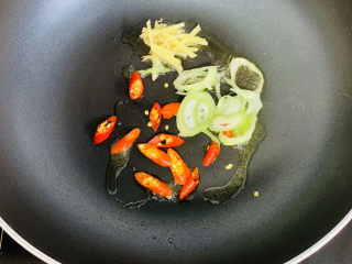 8、卷心菜炒粉丝,放入小米椒、葱、姜丝爆香