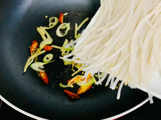 9、卷心菜炒粉丝,下入粉丝翻炒