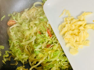 14、卷心菜炒粉丝,大火翻炒至卷心菜，颜色变新鲜，即可放入蒜末快速，翻炒出锅。