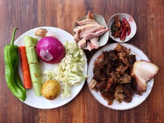 1、什锦干锅,准备材料如图。