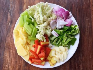 2、什锦干锅,将各种配菜切成如图所示。