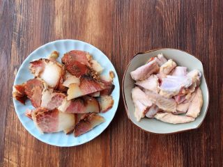 3、什锦干锅,将腊肉切片,鸡翅尖用剪刀剪成两半。