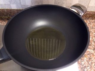 5、什锦干锅,热锅倒油烧至八成热。