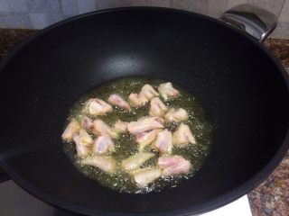 6、什锦干锅,放入鸡翅尖翻炒20秒。