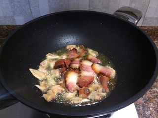 7、什锦干锅,放入腊肉翻炒10秒。