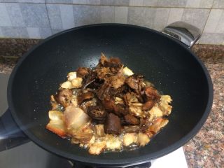 8、什锦干锅,放入甜皮鸭翻炒10秒。