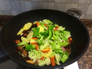 12、什锦干锅,放入蔬菜翻炒20秒。