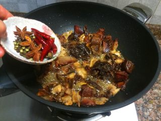 10、什锦干锅,放入花椒、八角和干红辣椒翻炒10秒。