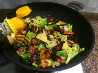 13、什锦干锅,倒入适量生抽和醋翻炒10秒。