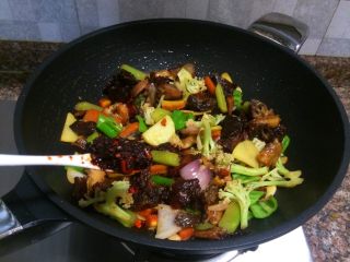 14、什锦干锅,放入1勺老干妈油辣椒翻炒10秒即可出锅。