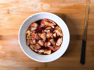 1、辣子鸡,将鸡切成鸡块放入碗中，倒入盐，生抽，料酒搅拌均匀后腌制30分钟入味