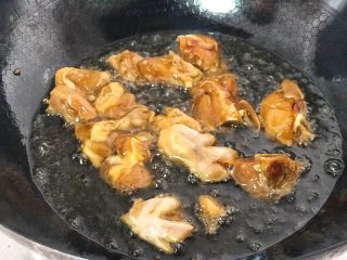 2、辣子鸡,锅内入油烧热，将腌制好的鸡块放入油锅中炸，直到鸡块表面颜色金黄时捞出放凉片刻