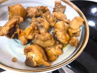 3、辣子鸡,锅内油再次烧热，将鸡块放入油锅回锅炸1分钟左右，捞出沥干