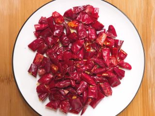 4、辣子鸡,将干红椒切成小段备用，差不多一根的长度切为三段