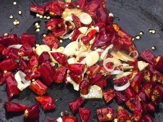 5、辣子鸡,锅内留些底油烧热，放入葱姜蒜煸炒至出香味，再放入干红椒花椒 炒出辣味，注意时间和火候的控制，不要把辣椒炒糊