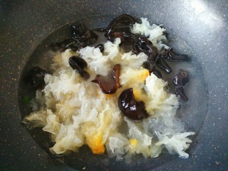 1、凉拌双耳,黑木耳和银耳提前泡发放锅中焯水