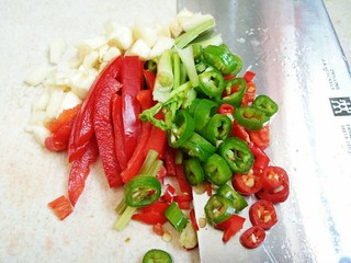 2、凉拌双耳,所有图中的小料,切好备用