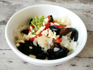 3、凉拌双耳,双耳放凉水中拔凉控水,放大碗中加入香菜,大蒜,红椒