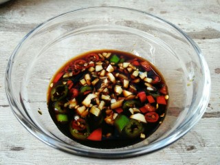 5、凉拌双耳,加入蒜末,辣椒碎