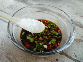 6、凉拌双耳,加香菜末,食盐和白糖