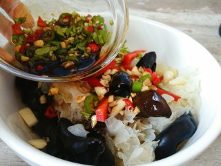 8、凉拌双耳,调好的碗汁倒在大碗里