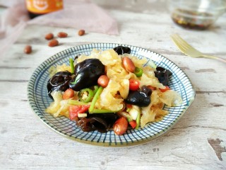 11、凉拌双耳,拌好后装盘即可