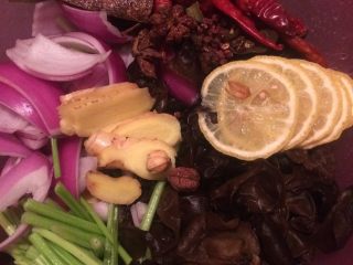 1、小清新泡鸡爪,当然是把食材切吧切吧了 然后找个大盆 装好食材