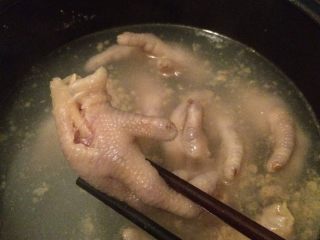 2、小清新泡鸡爪,鸡爪子切指甲 去茧 下锅 咕嘟咕嘟煮熟即可 不能煮太软哦