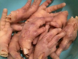 3、小清新泡鸡爪,捞起 迅速过冷水降温 防止粘连