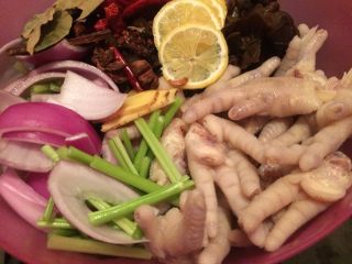 4、小清新泡鸡爪,切好鸡爪 放入大盆