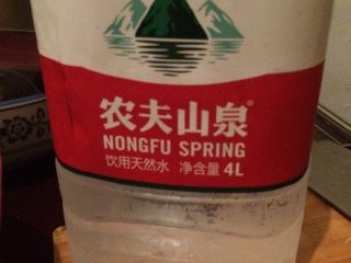 6、小清新泡鸡爪,准备矿泉水500ml即可