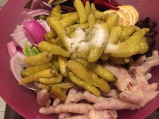 7、小清新泡鸡爪,混合食材和小米辣 加入鸡精 食盐适量 注意别太咸